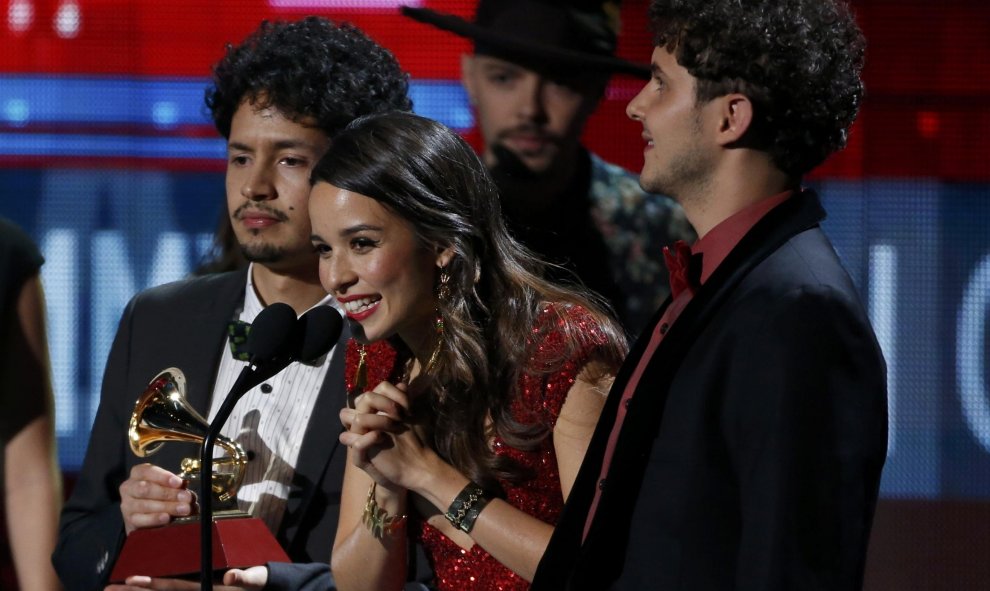 Los colombianos Monsieur Periné se coronaron como mejor nuevo artista y recogieron con orgullo el trofeo en representación "de todos los jóvenes artistas que llevan años luchando y buscando en sus raíces latinoamericanas".- REUTERS.