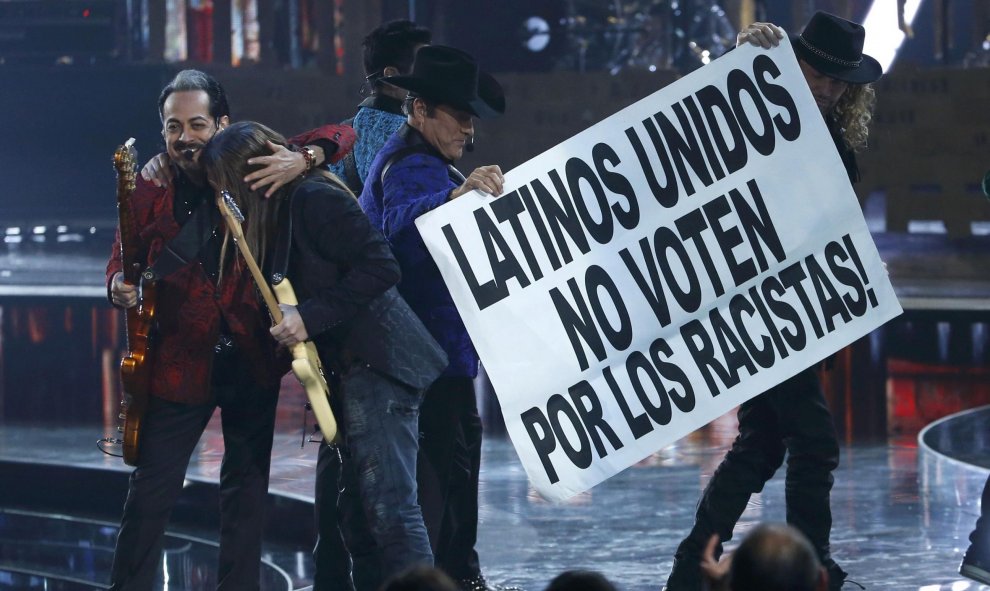 Los artistas mexicanos, tras su actuación conjunta sobre el escenario del Grand Garden Arena del hotel y casino MGM de Las Vegas (Nevada), sacaron una pancarta con el lema: "Latinos unidos. ¡No voten por los racistas!".- REUTERS.