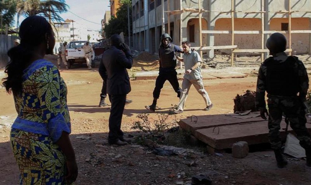 Un rehén es escoltado por personal militar de Mali a su salida del hotel de lujo Radisson Blu en Bamako, Mali. EFE/Str