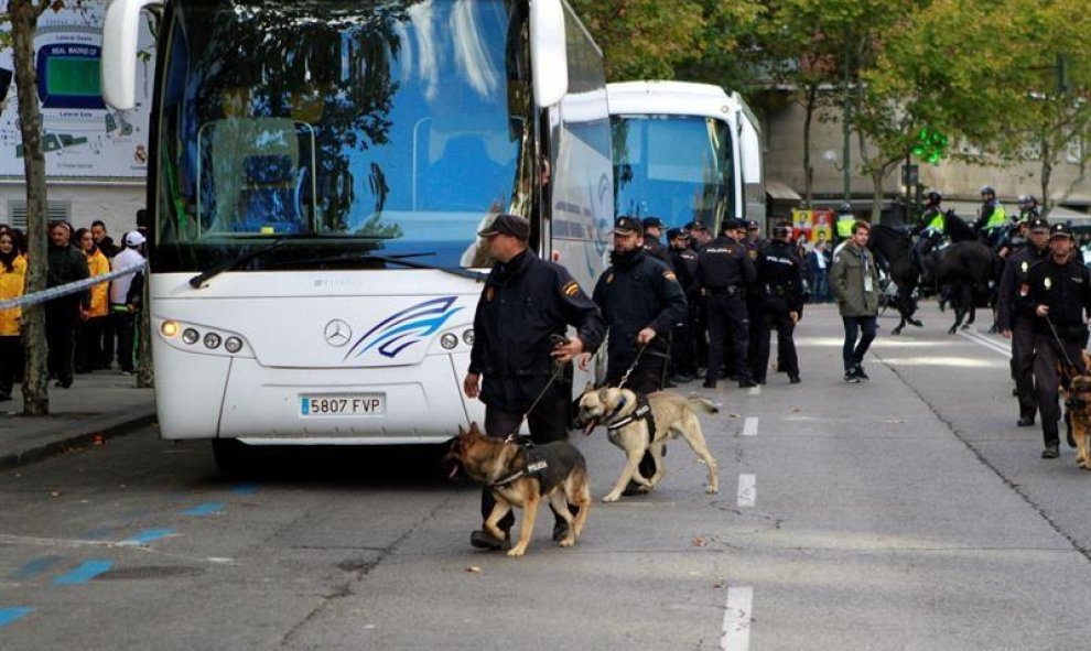 La unidad canina también se despliega en los aledaños del Bernabéu. EFE/Víctor Lerena