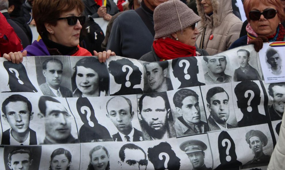 Una pancarta con el rostro de víctimas franquistas. / D. Narváez