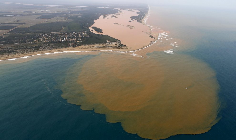 Vista aérea del Rio Doce, que fue inundado de barro por la explosión de una presa. Espirito Santo (Brasil). REUTERS/Ricardo Moraes