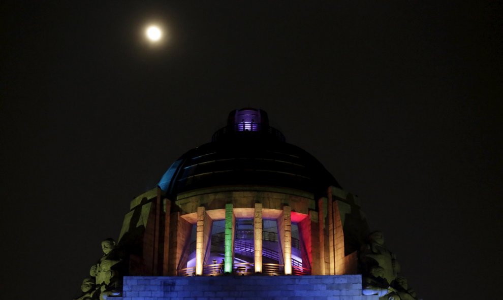 La luz de la luna ilumina la cúpula del Monumento a la Revolución en Ciudad de México donde están reflejados los colores de la bandera homosexual tras las declaraciones del alcalde de Ciudad de México que catalogan a ésta como la capital mexicana, 'Rainbo