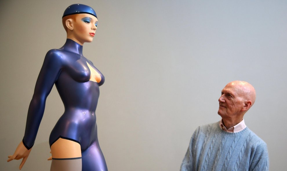 El artista Allen Jones posa con su último trabajo llamado 'Las gimnasta azul'. Este retrato es una muestra de lo que será su próxima exposición 'cuestión de colores' en Londres. REUTERS/Neil Hall