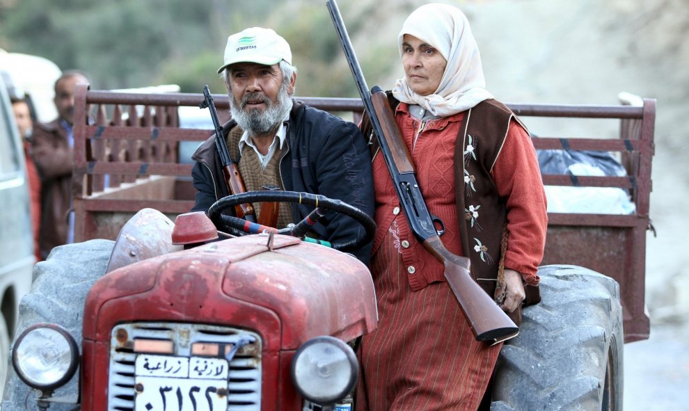 Una pareja de sirios han sido vistos armados cerca del norte del país, en el pueblo de Yamadi, cerca de la frontera con Turquía. REUTERS/Stringer