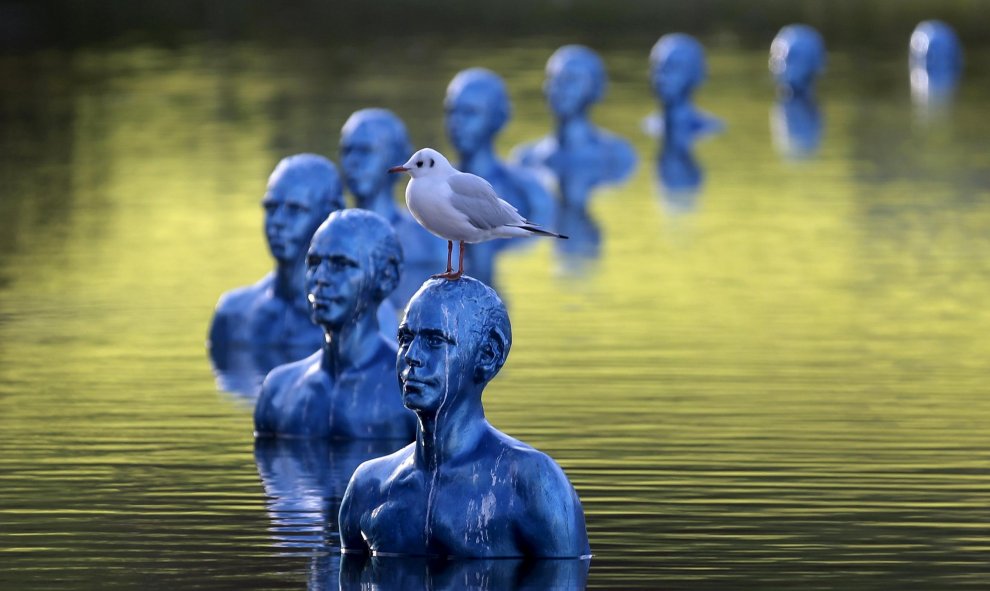 Obra de arte del artista argentino Pedro Marzorati, instalado en un estanque en el parque Montsouris antes de la Cumbre Mundial sobre el Clima COP21 en París, Francia. REUTERS/Christian Hartmann
