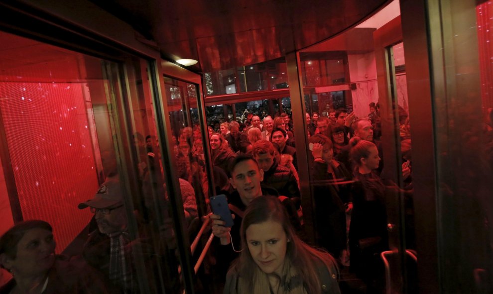 Un grupo de gente entra en una tienda de Manhattan para celebrar el 'Black Friday' a primera hora de la mañana. REUTERS/Andrew Kelly