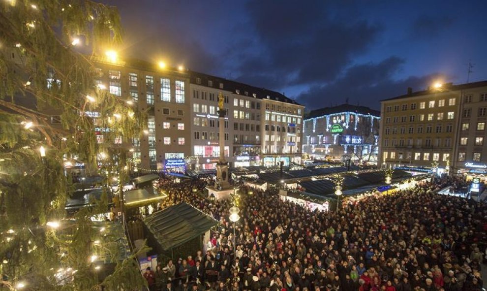 Vista general del las luces que hoy han sido encendidas con motivo de la inauguración del mercado navideño de Múnich, Alemania. EFE/Matthias Balk