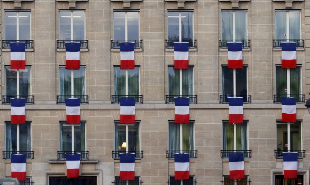 El presidente de Francia invitó a los ciudadanos franceses a colgar la bandera tricolor en los balcones para homenajear a las víctimas del atentado durante el día del homenaje nacional. REUTERS/Jacky Naegelen