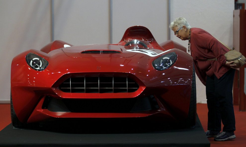 Una señora observa minuciosamente el nuevo Sbarro Miglia en la exposición de coches de Essen, Alemania. REUTERS/Ina Fassbender