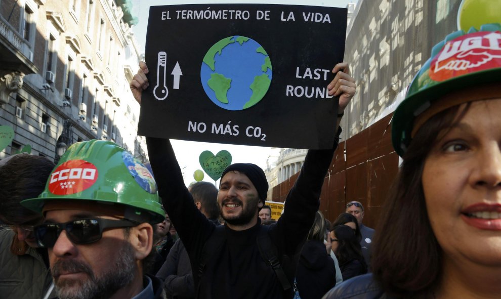 Un manifestante sujeta una pancarta en la Marcha por el clima en Madrid./ REUTERS/Andrea Comas