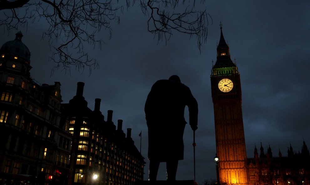 Silueta de la estatua del Primer Ministro Winston Churchill frente a las casas del Parlamento británico. Londres, Inglaterra. REUTERS/Neil Hall