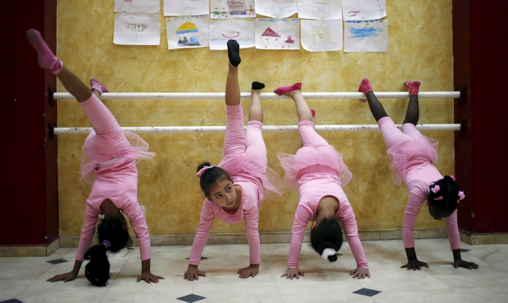 Unas niñas palestinas practican ballet, patrocinado por el centro de niños Al-Qattan. Gaza, Palestina. REUTERS/Suhaib Salem