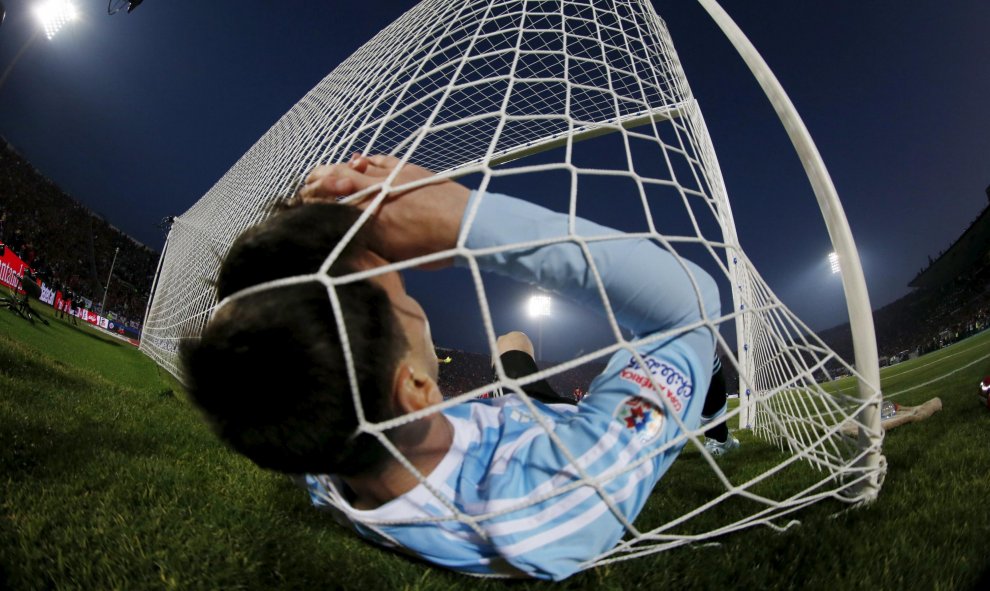 El jugador argentino Lionel Messi cae en la red durante la final de la Copa América 2015 contra Chile en el Estadio Nacional, en Santiago de Chile. REUTERS/Ivan Alvarado