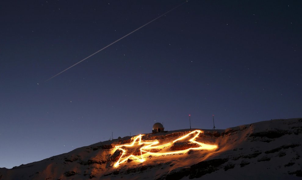 Decoración de Navidad que representa una estrella fugaz bajo la cumbre de Dole en Cheserex, Suiza. REUTERS/Denis Balibouse