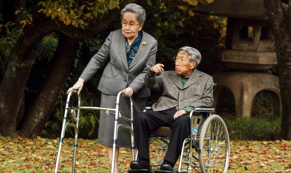 El príncipe japonés, Mikasa y su esposa, la princesa Yuriko en su residencia de Tokio. El príncipe Mikasa con 100 años de edad, es el hermano más joven de los del emperador Hirohito y el más longevo entre las coronas reales. REUTERS/Casa Imperial de Japón