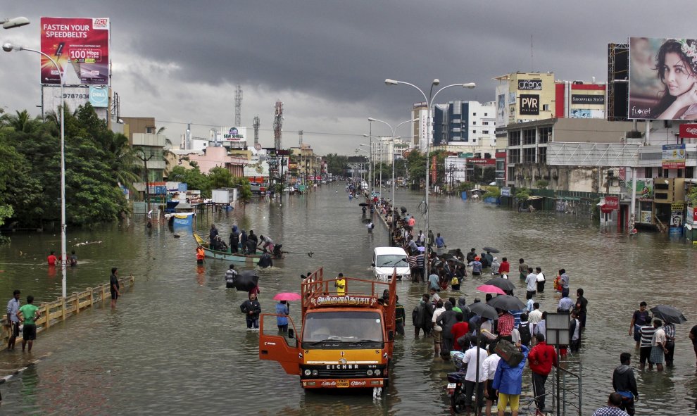 Personas caminan por las calles inundadas de Chennai (India) debido a las fuertes lluvias que han sacudido al país. Chennai. REUTERS/Stringer