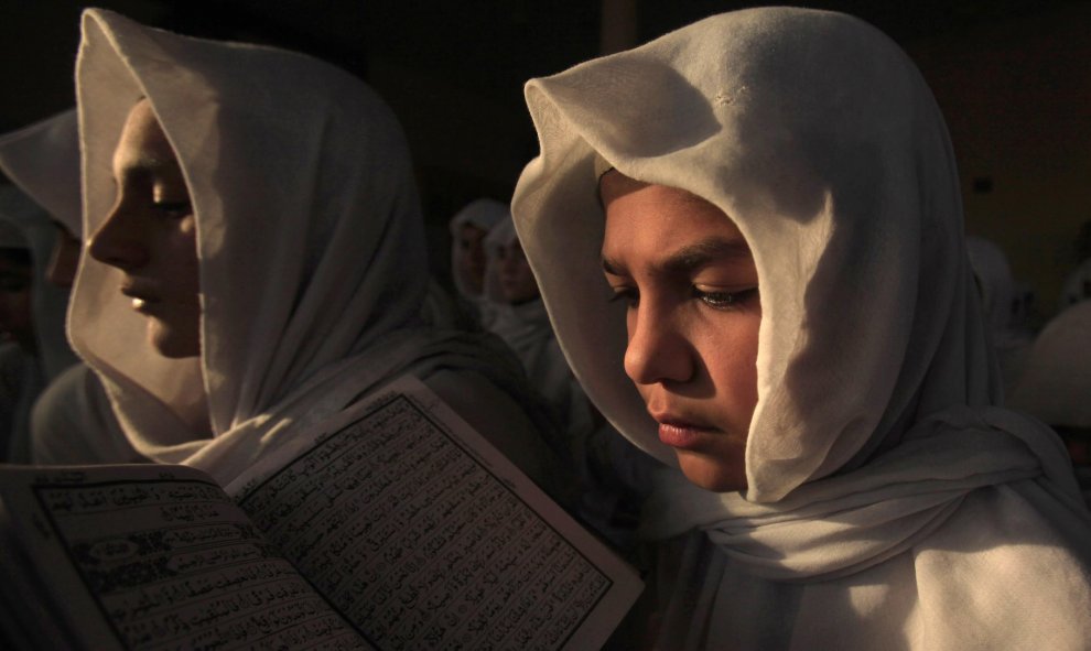 Unos estudiantes recitan el Corán en una mezquita de Peshawar, Pakistán. REUTERS/Fayaz Aziz