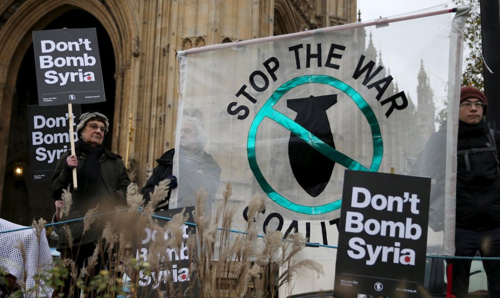 Británicos protestan ante las casas del Parlamento de Londres en contra de la guerra. REUTERS/Neil Hall