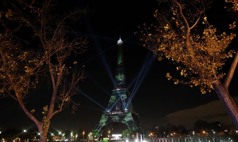 La Torre Eiffel es iluminada de color verde por la COP21. REUTERS/Eric Gaillard