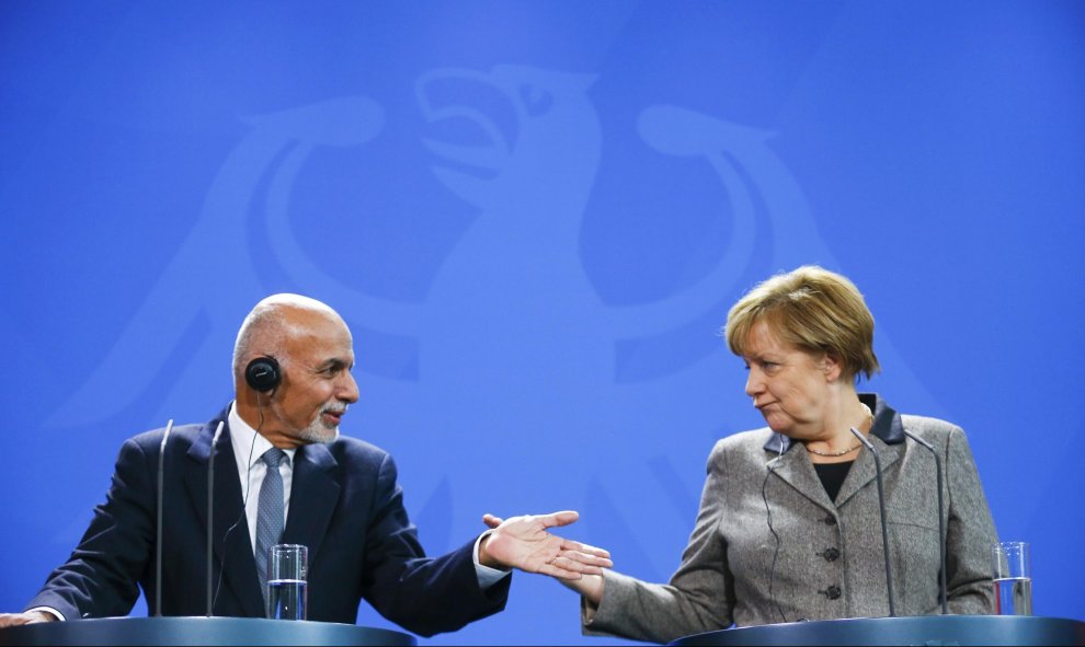 Angela Merkel y el presidente de Afganistán, Ashraf Ghani gesticulan mientras hablan. REUTERS/Hannibal Hanschke