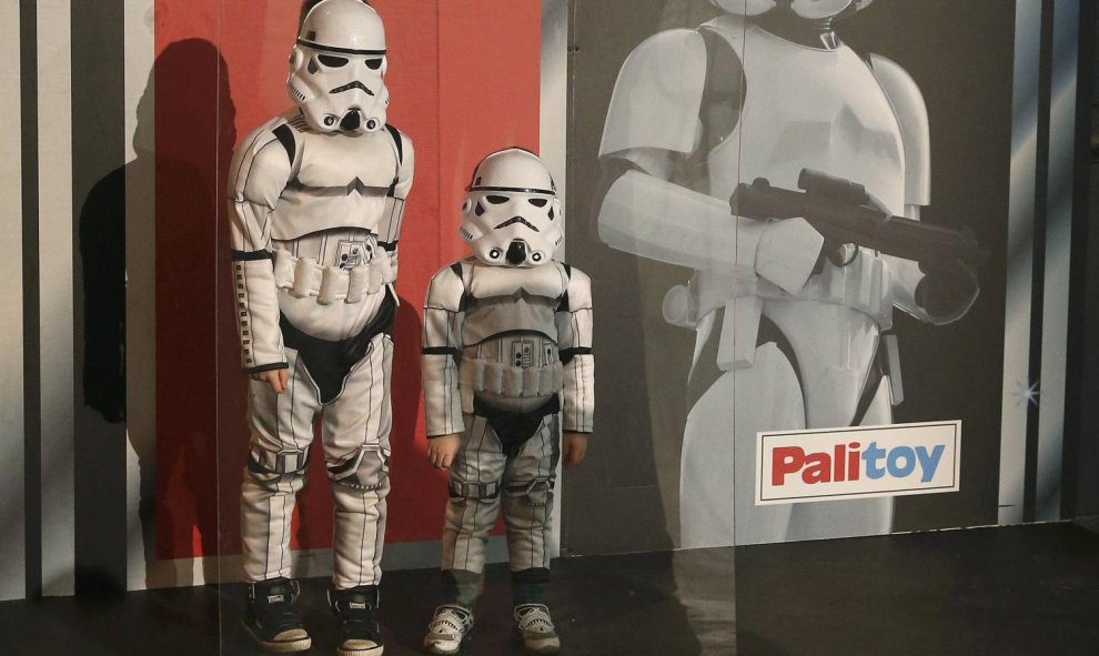 Un par de niños vestidos de Storm troopers (soldados del Imperio) en la convención de 'Star Wars' de Manchester. REUTERS/Phil Noble