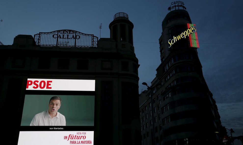 La imagen de Pedro Sánchez en la céntrica plaza de Callao en Madrid. REUTERS/Susana Vera