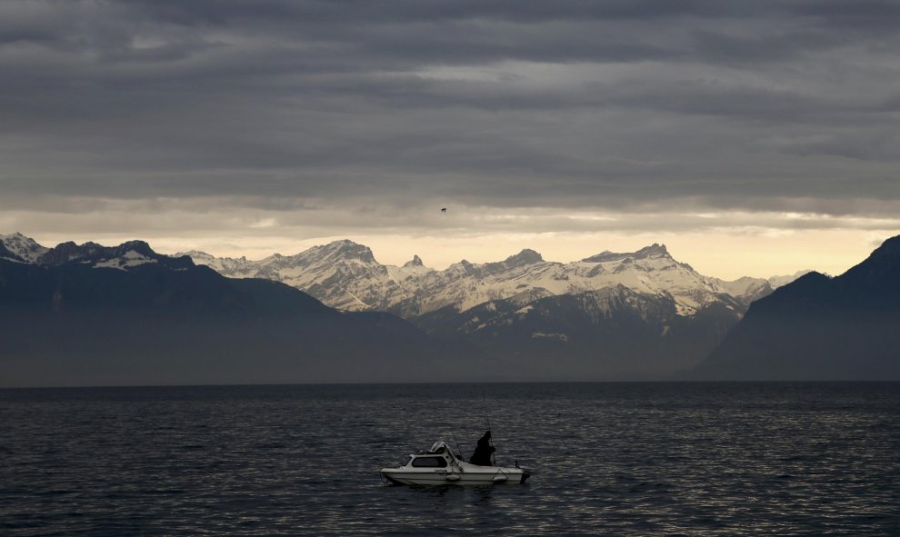 Un hombre pesca durante la fría mañana en el Lago de Leman. Cully, Suiza. REUTERS/Denis Balibouse