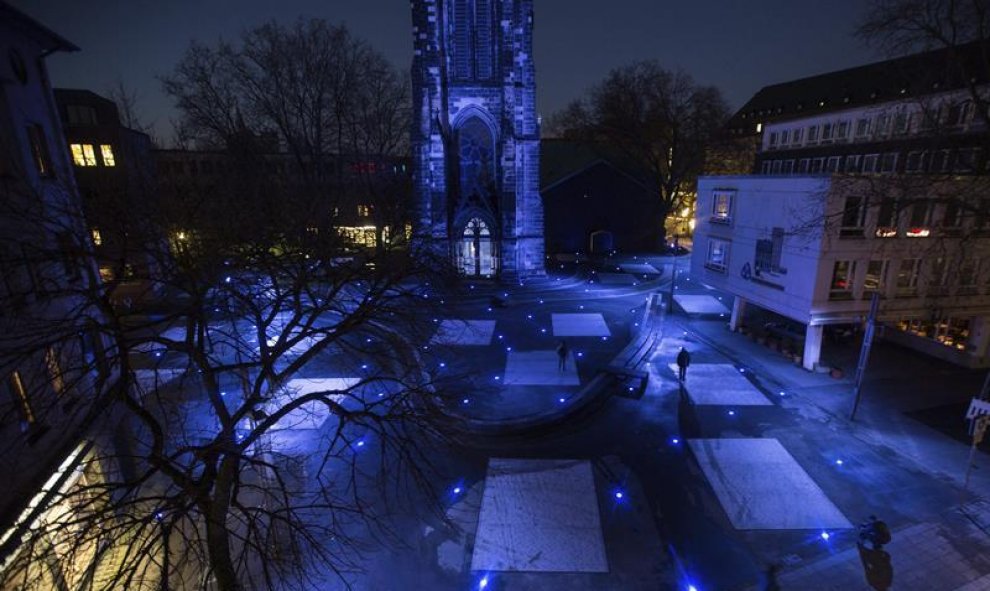 Vista de las 23 losas iluminadas por una luz azul con los nombres grabados de los 14.726 europeos que han formulado promesas para Europa en la plaza de las Promesas Europeas. Bochum, Alemania. EFE/Marcel Kusch