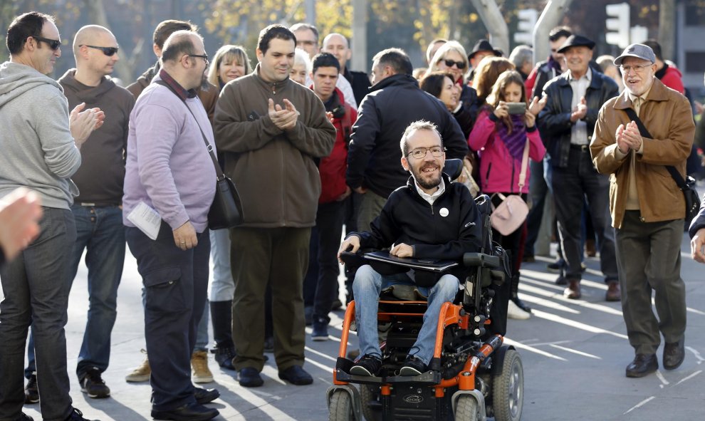 El diputado de las Cortes de Aragón Pablo Echenique recibe el aplauso de simpatizantes a su llegada a Bilbao donde participa en un acto de campaña con candidatos al Congreso de esa formación por Bizkaia. EFE/LUIS TEJIDO.