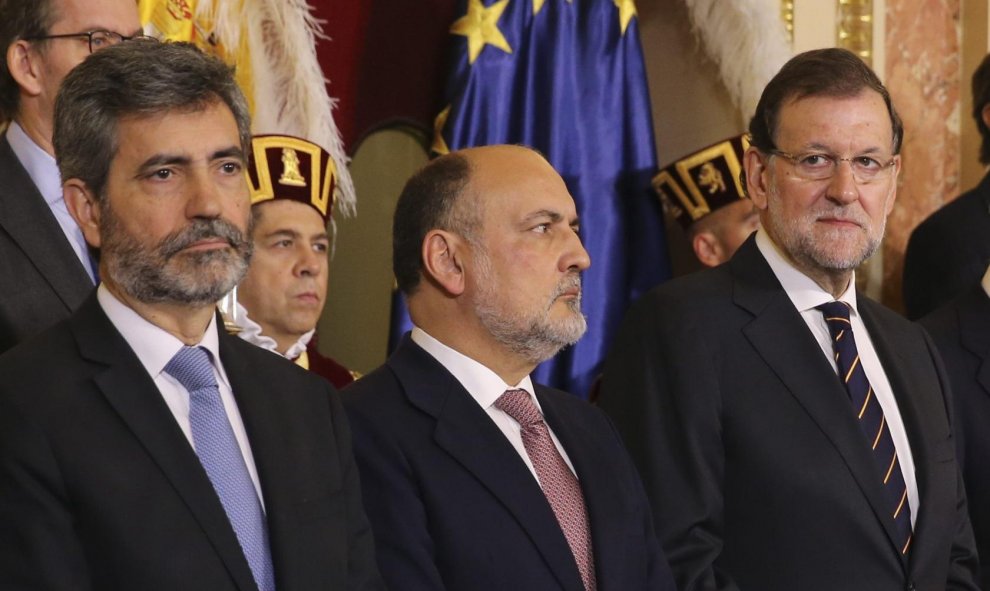 El presidente del Gobierno y candidato del PP a la reelección, Mariano Rajoy, el presidente del Tribunal Supremo y del CGPJ, Carlos Lesmes, y el presidente del Tribunal Constitucional, Francisco Pérez de los Cobos, durante la recepción celebrada en la Cám