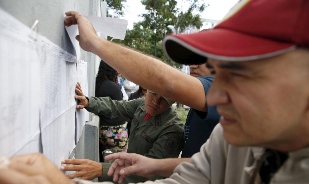 Ciudadanos venezolanos consultan su lugar de votación en un colegio electoral de Caracas. REUTERS/Carlos Garcia Rawlins