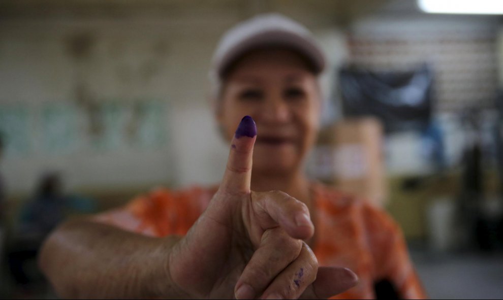 Una mujer muestra su huella dactilar después de votar, en Caracas. REUTERS/Nacho Doce