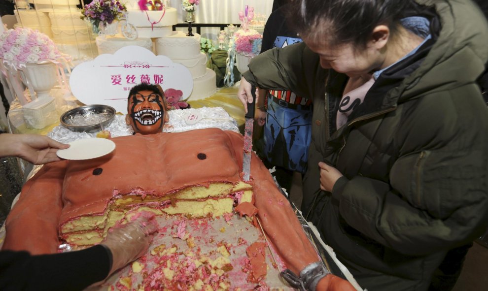 Un hombre unido a un pastel, grita de dolor cuando le 'cortan en trocitos'. El pastel representa a un hombre musculado y fue realizado para un evento de promoción en una tienda de pasteles en la provincia de Liaoning, China. REUTERS/Stringer