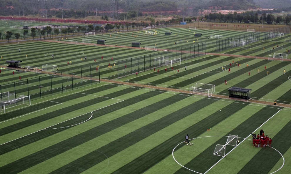 Vista de los 50 campos de fútbol de la academia de fútbol de Evergrande en Qingyuan, China. REUTERS/Tyrone Siu