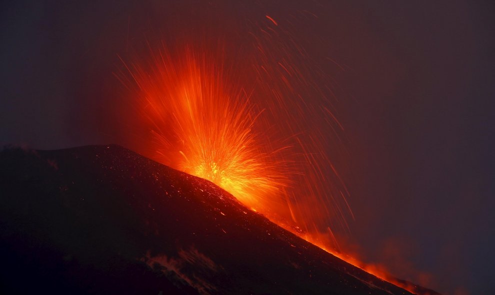 El Etna, el volcán más activo de Europa, arroja lava durante la erupción en Sicilia, Italia. REUTERS/Antonio Parrinello