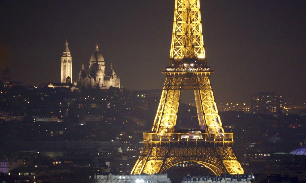 Vista de la Torre Eiffel y de la Basílica del Sagrado Corazón durante la noche parisina. REUTERS/Charles Platiau