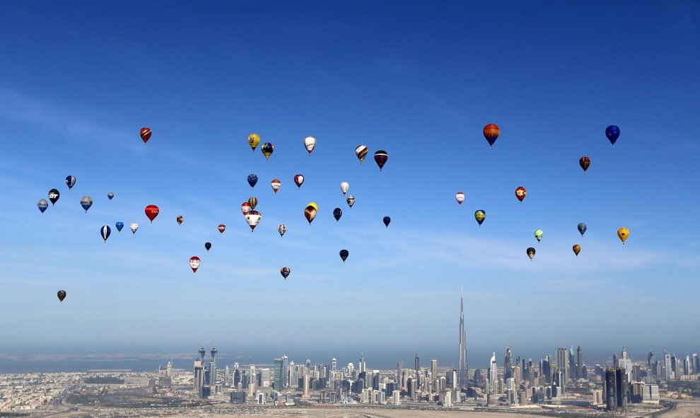 Globos sobrevuelan la ciudad de Dubai durante los Juegos Aéreos Mundiales 2015. REUTERS