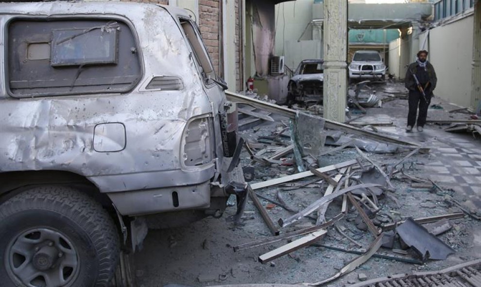 Los terroristas, tras hacer explotar el coche bomba, entraron en la Embajada española con facilidad debido a que la explosión hizo saltar por los aires el portón de entrada de vehículos.- EFE