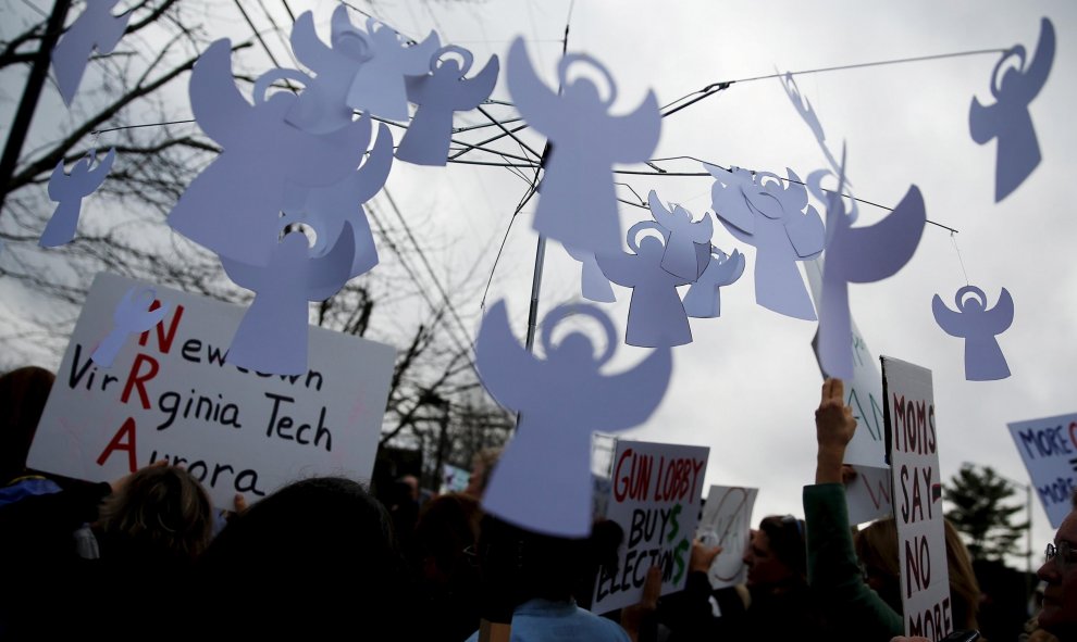 Móvil con ángeles en homenaje a las víctimas de la violencia armada, durante la protesta y vigilia por el tercer aniversario del tiroteo de Sandy Hook, fuera de la sede de la Asociación Nacional del Rifle, en Fairfax, Virginia. REUTERS/Jonathan Ernst