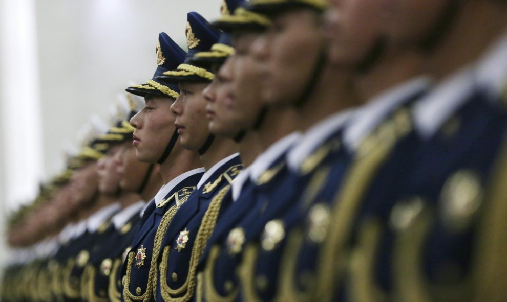 La guardia de honor china lista para recibir al primer ministro kazako, Karim Massimov, en el Gran Palacio del Pueblo en Pekín. EFE/How Hwee Young