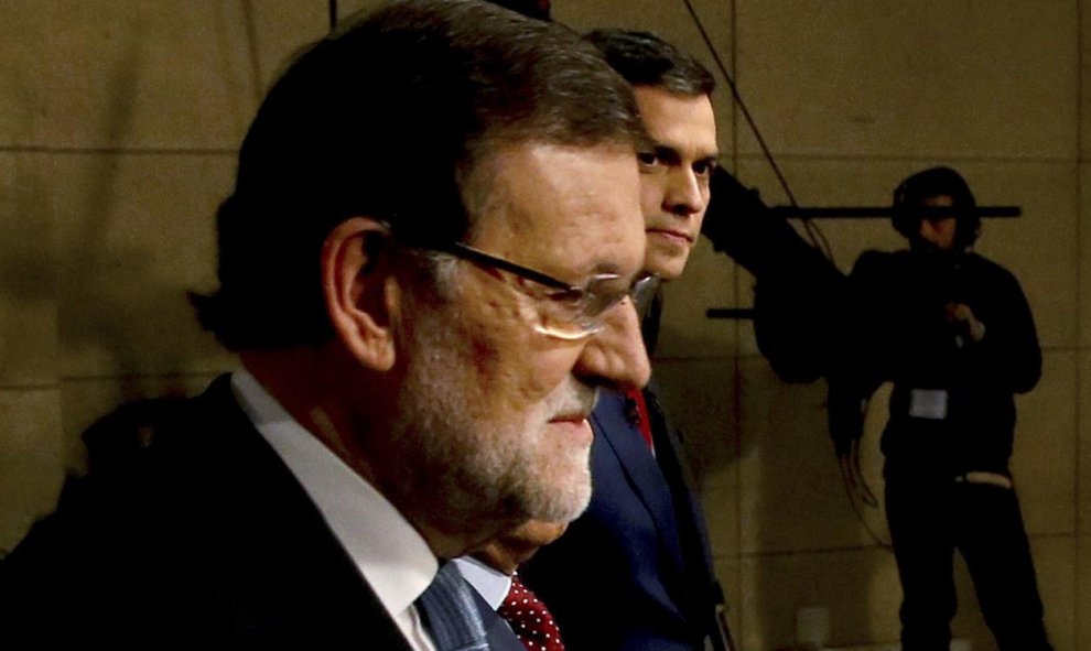 El presidente del Ejecutivo, Mariano Rajoy, y el líder del PSOE, Pedro Sánchez, candidatos a la presidencia del Gobierno para las elecciones generales del 20-D, a su llegada al debate moderado por el presidente de la Academia de Televisión, Manuel Campo V