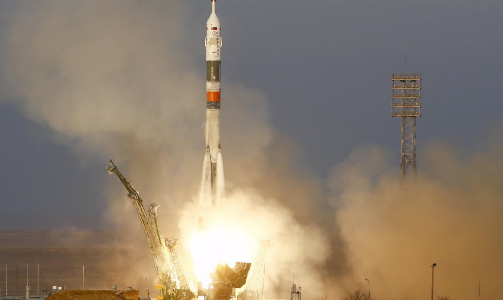 La nave espacial Soyuz TMA- 19M lleva a la tripulación de Timothy Peake de Gran Bretaña, Yuri Malenchenko de Rusia y Timothy Kopra de las explosiones de Estados Unidos fuera de la Estación Espacial Internacional (ISS) desde la plataforma de lanzamiento en