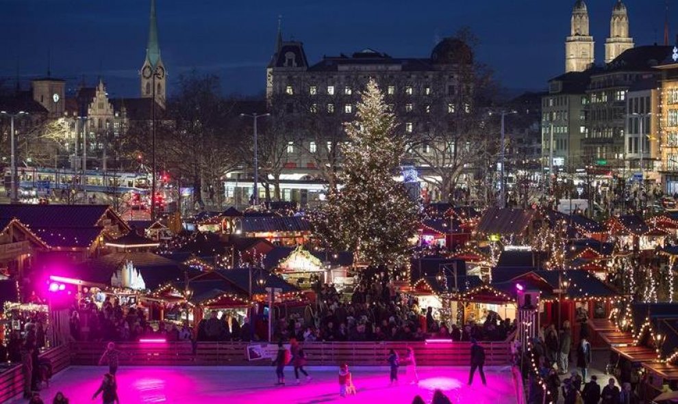 Vista general del mercado navideño de la plaza Sechslaeutenplatz de Zúrich, Suiza. EFE/Valeriano Di Domenico