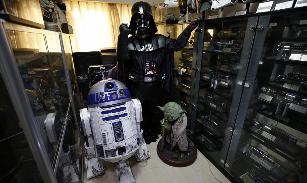 Testuyuki Nakagawa vestido de Darth Vader, un fan de Star Wars y empresario de 50 años de Tokio. REUTERS / Issei Kato