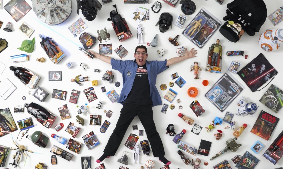 James Burns, coleccionista de Star Wars collector de 44 años posa con parte de su colección de la saga en su casa de Londres. El fan asegura que "le encanta la comunidad que se ha creado gracias a la saga". REUTERS/Paul Hackett