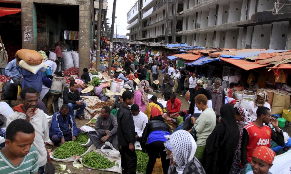 Un día cualquiera en el mercado más grande de África, Etiopía. REUTERS/Tiksa Negeri