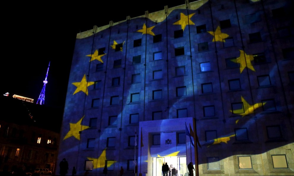 La bandera europea es proyectada en el edificio del Gobierno de Tbilisi, Georgia. REUTERS/David Mdzinarishvili