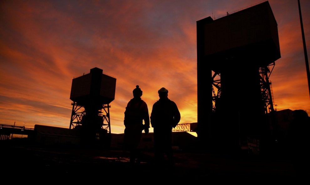 Los mineros de Kellingley durante su último día de la operación en el norte de Yorkshire, Inglaterra. Kellingley es la última mina de carbón de profundidad para cerrar en el país. REUTERS/Phil Noble