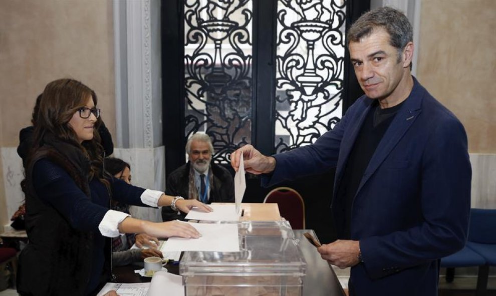 El actor y número dos de Ciudadanos por Valencia, Toni Cantó, ejerció su derecho al voto en un colegio electoral del centro de la ciudad. EFE